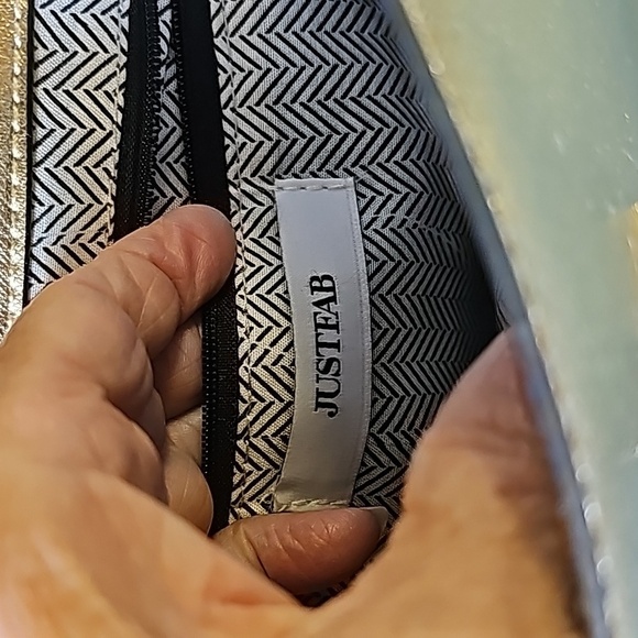 Justeab gold purse. Shoulder strap. Excellent, clean condition.‎  Wide st… - Picture 7 of 10